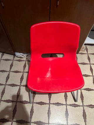 Silla roja de oficina/aula.