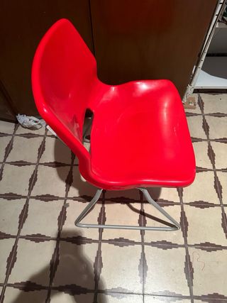 Silla roja de oficina/aula.
