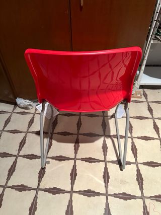 Silla roja de oficina/aula.
