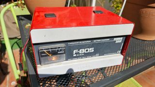 Cargador de Baterías FERVE F-805 2001
