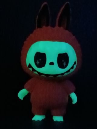 Labubu Halloween 2025 fluorescente.