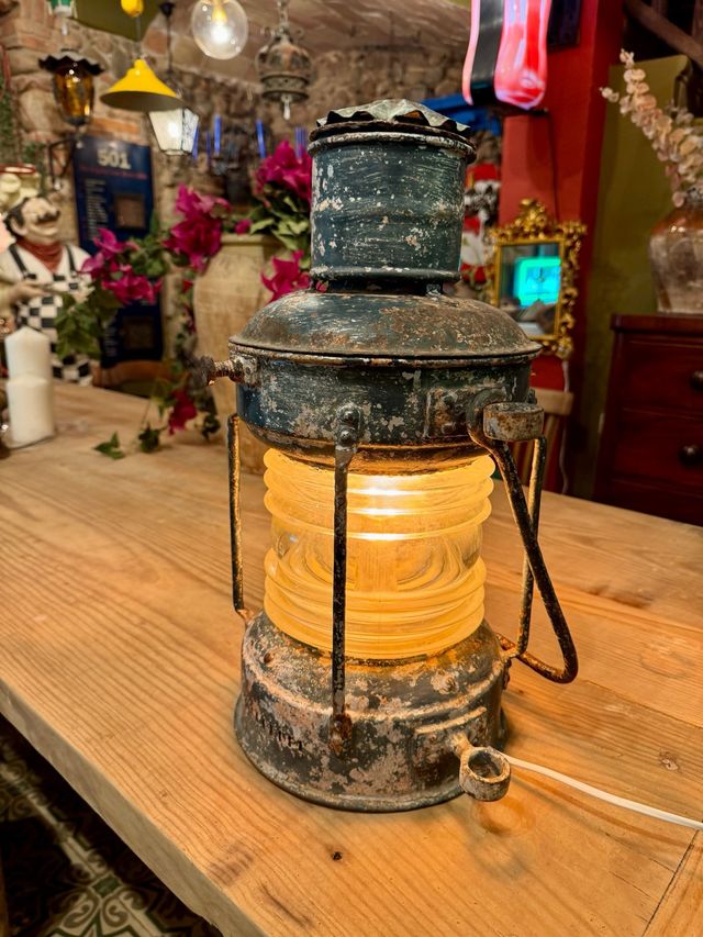 Farol antiguo de barco. Lámpara 