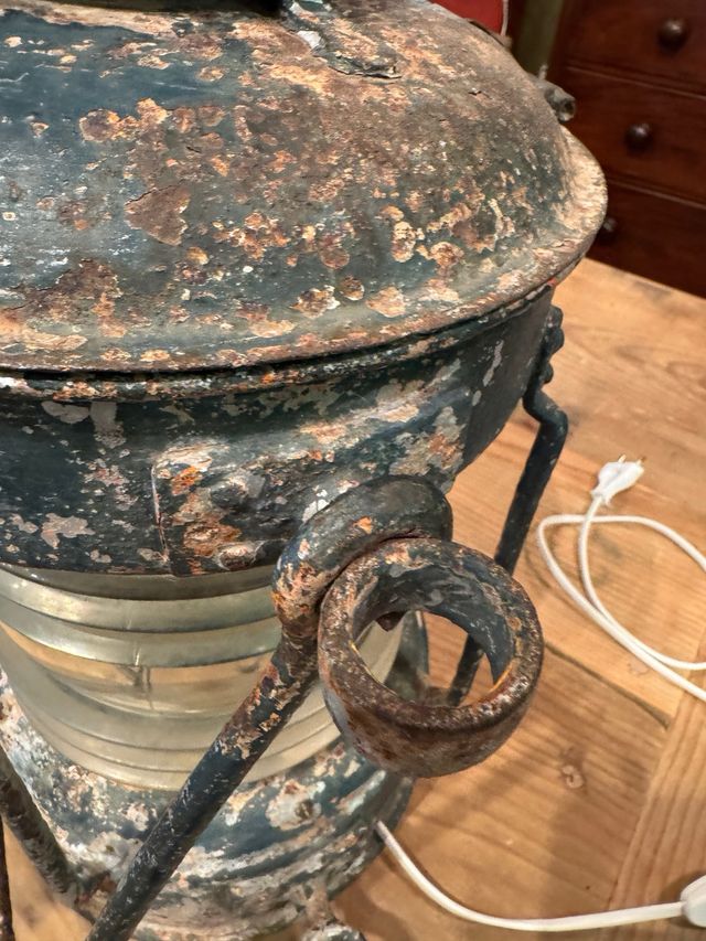 Farol antiguo de barco. Lámpara 