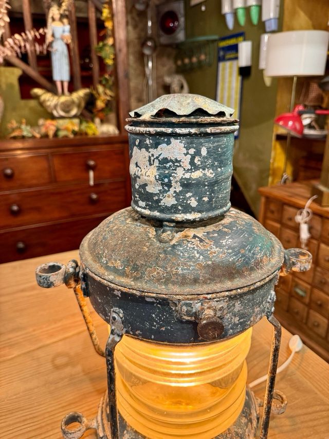 Farol antiguo de barco. Lámpara 
