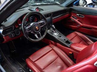 Porsche 911 Carrera 4 GTS 