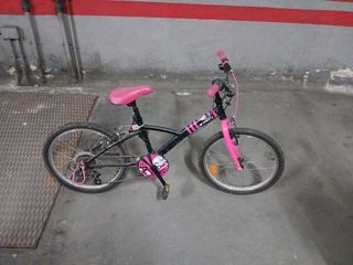 Bicicleta infantil rosa y negra