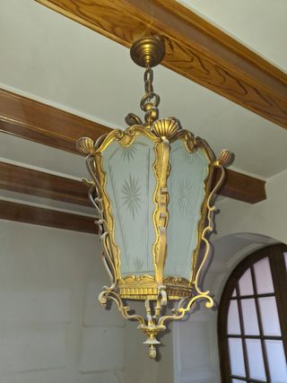 Farol de metal dorado y cristal