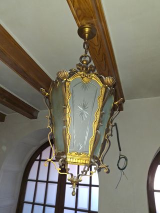 Farol de metal dorado y cristal