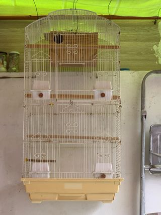 Jaula para pájaros beige y blanca