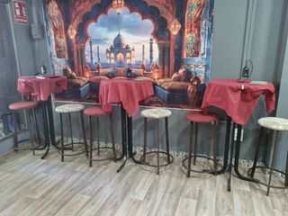 Mesas altas y taburetes para bar