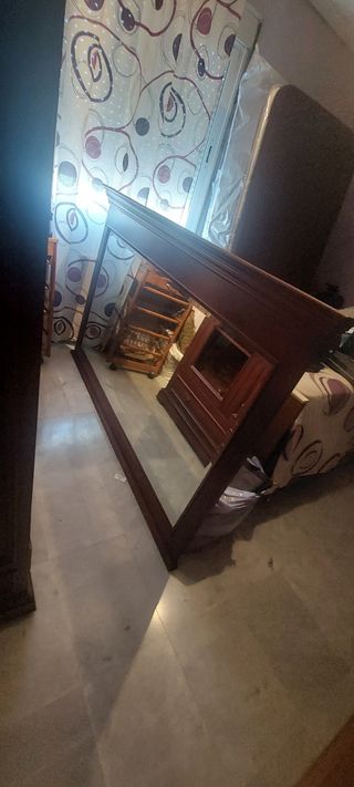 Vitrina de madera y cristal