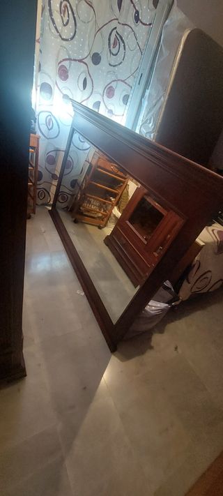 Vitrina de madera y cristal