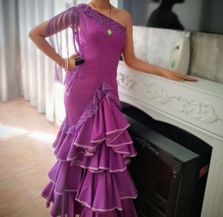 Traje de flamenca morado con volantes