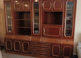Mueble de salón madera oscura y mesa con sillas