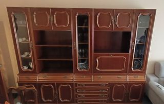 Mueble de salón madera oscura y mesa con sillas