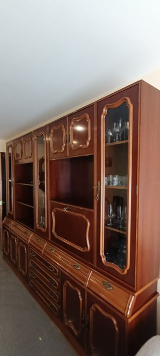Mueble de salón madera oscura y mesa con sillas