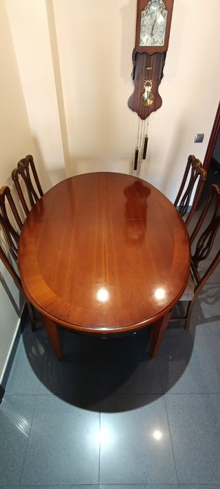 Mueble de salón madera oscura y mesa con sillas