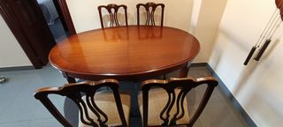 Mueble de salón madera oscura y mesa con sillas