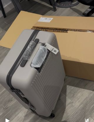 Maleta gris a estrenar