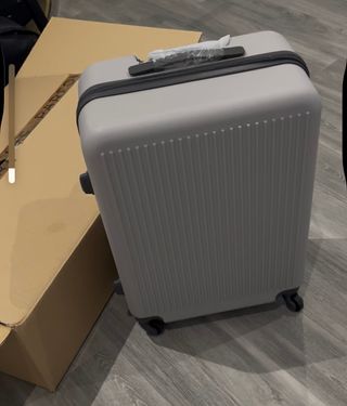 Maleta gris a estrenar