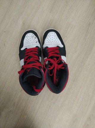 Jordan 1 Mid Zapatillas Negras Rojas