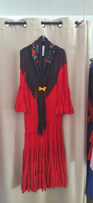Abito da flamenco rosso con scialle nero