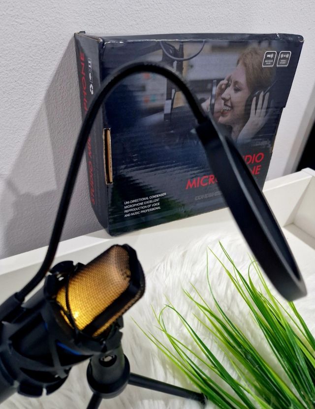 Microfone RGB com Tripé e Pop Filter