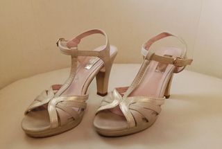 Sandalias Beige y Doradas Tacon