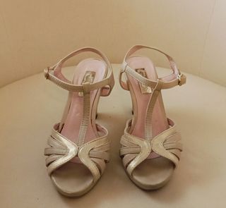 Sandalias Beige y Doradas Tacon