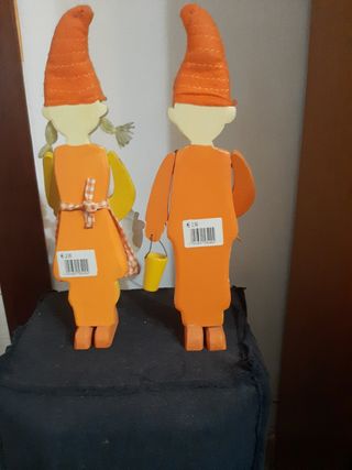 Pareja muñecos madera jardín