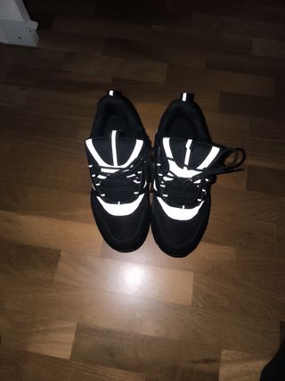 Scarpe nere con dettagli riflettenti