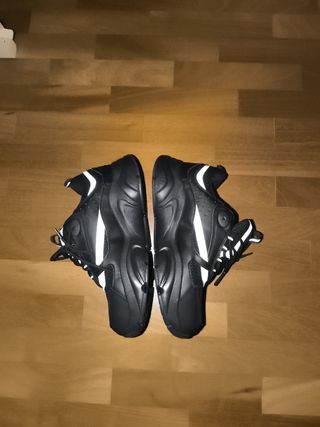 Scarpe nere con dettagli riflettenti