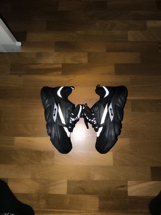 Scarpe nere con dettagli riflettenti