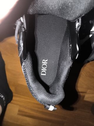 Scarpe nere con dettagli riflettenti