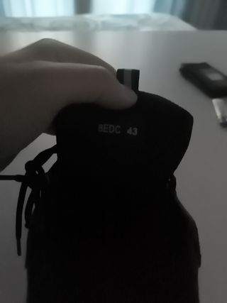 Scarpe nere con dettagli riflettenti