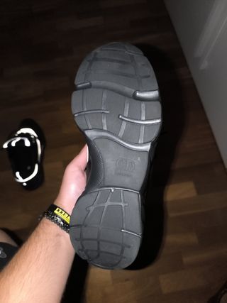 Scarpe nere con dettagli riflettenti