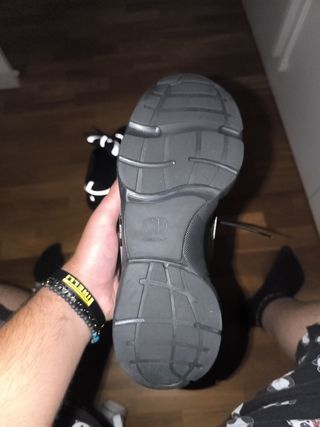 Scarpe nere con dettagli riflettenti