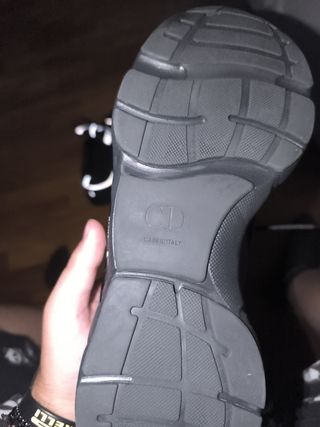 Scarpe nere con dettagli riflettenti