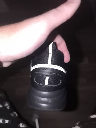 Scarpe nere con dettagli riflettenti