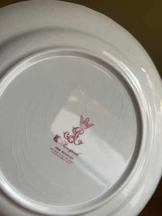 Plato de porcelana con flores rosas