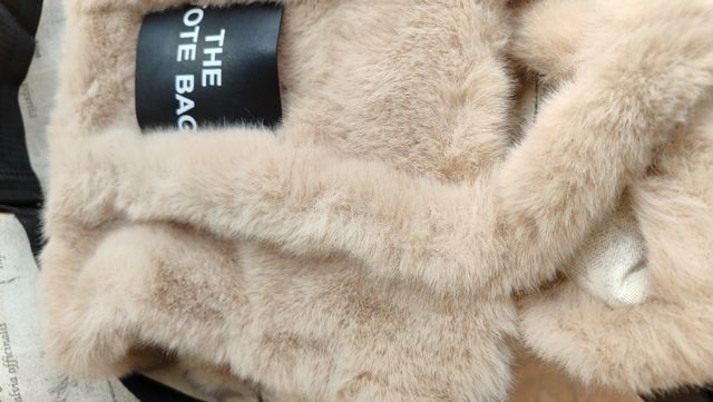 Borsa in pelliccia sintetica beige con tracolla