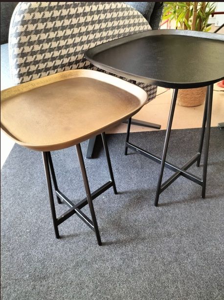 Mesas nido dorada y negra