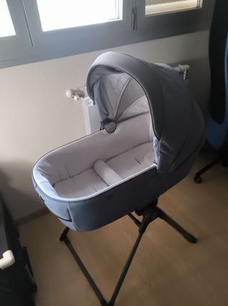 Capazo y soporte Inglesina Aptica