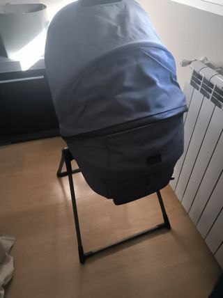 Capazo y soporte Inglesina Aptica