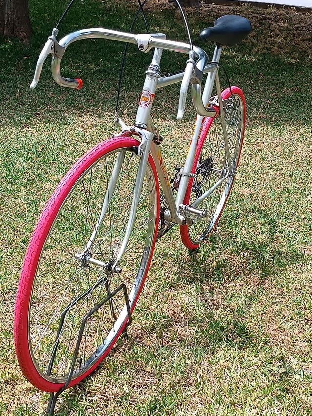 Bicicleta de carretera BH vintage.
