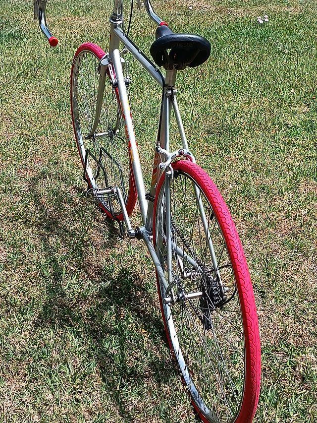 Bicicleta de carretera BH vintage.