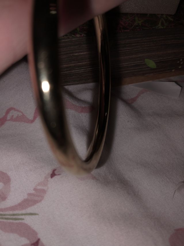 Pulsera dorada rígida sin apenas uso