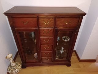 Mueble de entrada con cajones y vitrina