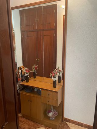 Mueble de pasillo de madera y cristal