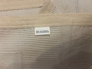 Colcha blanco roto con diseño de hojas